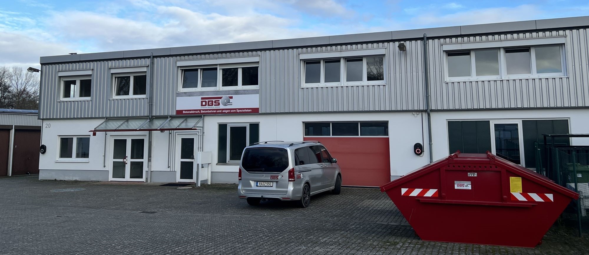 Firmengelände mit Fuhrpark